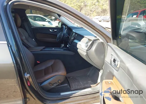 2018 Volvo Xc60 T5 Momentum z USA, uszkodzony, nr VIN YV4102RK7J1013731